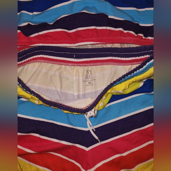 New York and Company short set. Top is a large. Shorts are a medium. - Picture 2 of 3